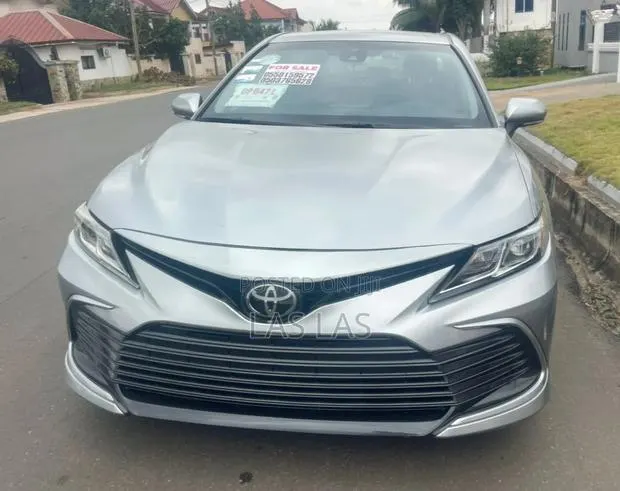 Toyota Camry 2021 Silver · Photo 1