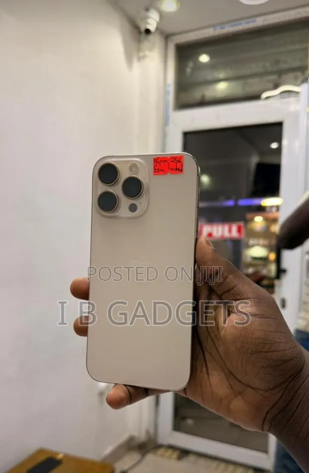 Apple iPhone 16 Pro Max 256 GB Gold · Photo 1