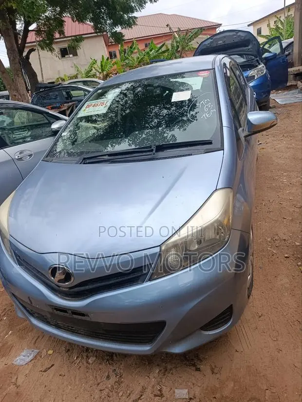 Toyota Vitz 2013 Blue · Photo 1