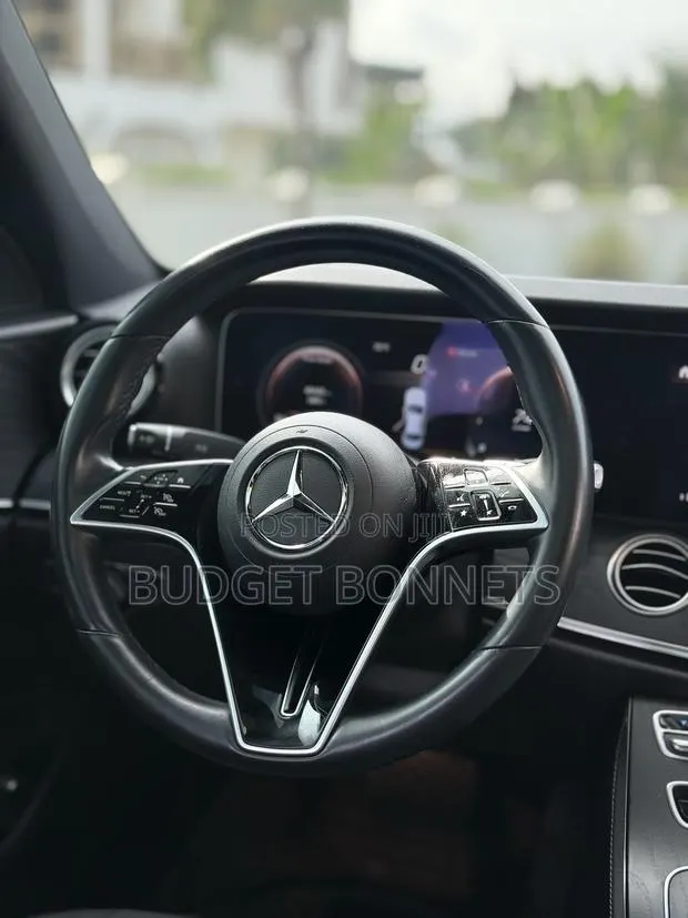 Mercedes-Benz E350 2023 Gold · Photo 1