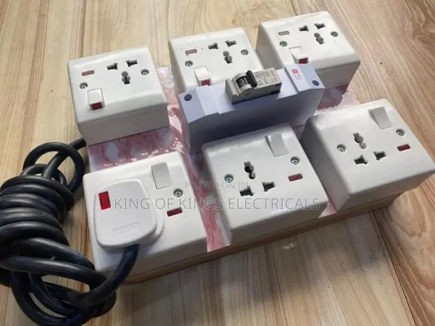 Heavy-Duty 6-Way Extension Board With Circuit Breaker Switches · Photo 1
