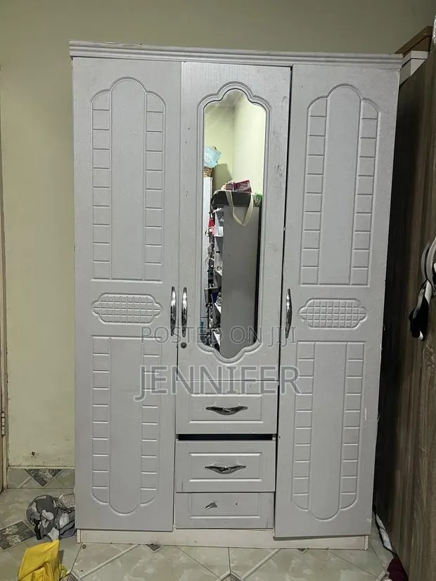 Three Doors Wardrobe · Photo 1