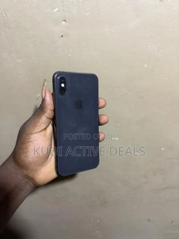Apple iPhone XS 64 GB Black · Photo 1