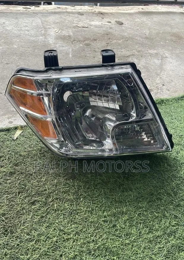 Nissan Frontier 2010 Headlights · Photo 1