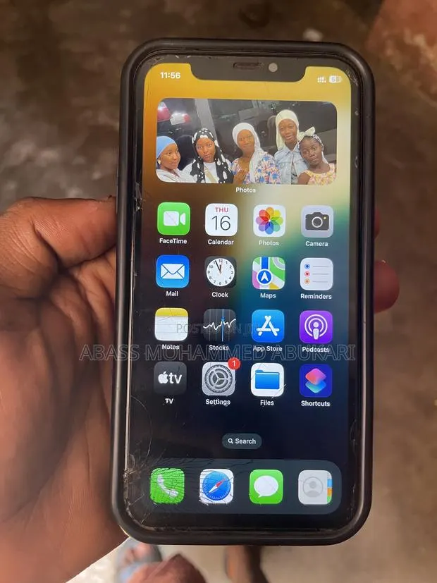 Apple iPhone 11 64 GB Black · Photo 1