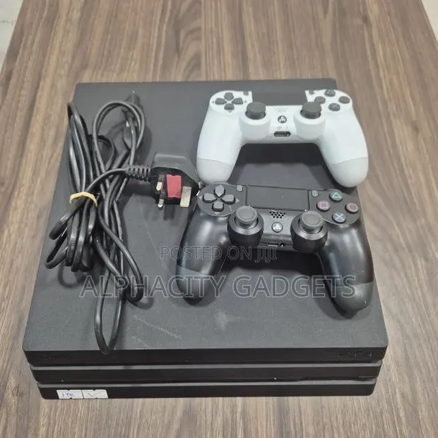 PS4 Pro 10 Games of Your Choice 2 Pads · Photo 1