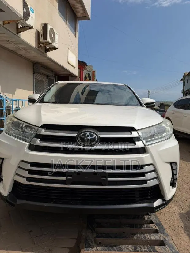 Toyota Highlander LE 2019 White · Photo 1