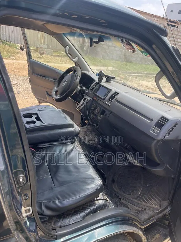 Toyota HiAce 2011 Green · Photo 4
