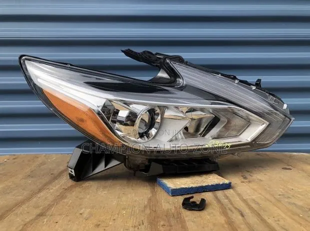 Nissan Altima 2016-2017-2018 Headlight · Photo 1