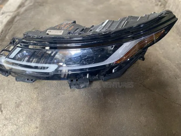 Range Rover Velar 2022 Headlight Cover · Photo 1