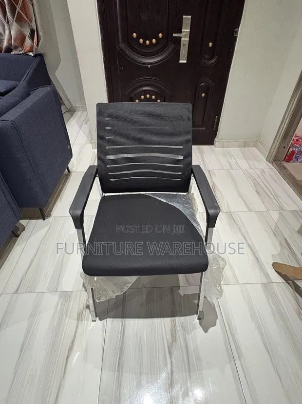 Black Mesh Office Visitor Chair · Photo 5
