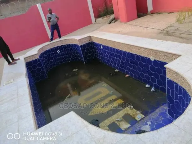 Swimming Pool · Photo 1
