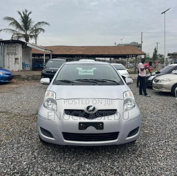 Toyota Vitz 1.3 AWD 3dr 2010 Silver · Photo 1