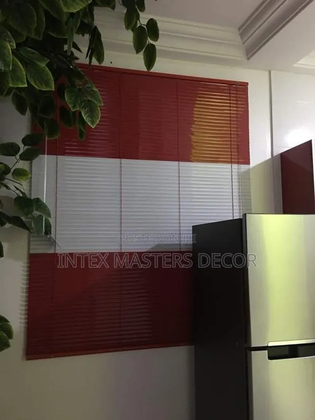 Red /White Venetian Blinds · Photo 1