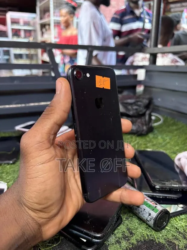 Apple iPhone 7 32 GB Black · Photo 1