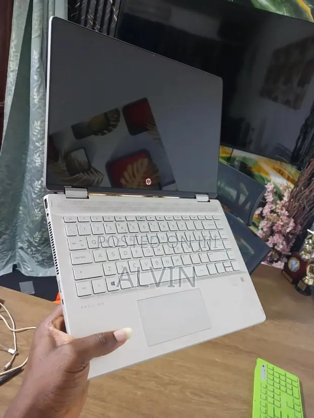 Laptop HP Pavilion x360 8GB Intel Core i5 HDD+SSD 256GB · Photo 1