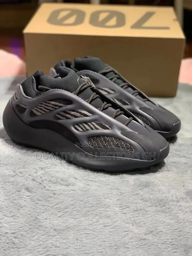 Yeezy Boost Wild Black · Photo 1