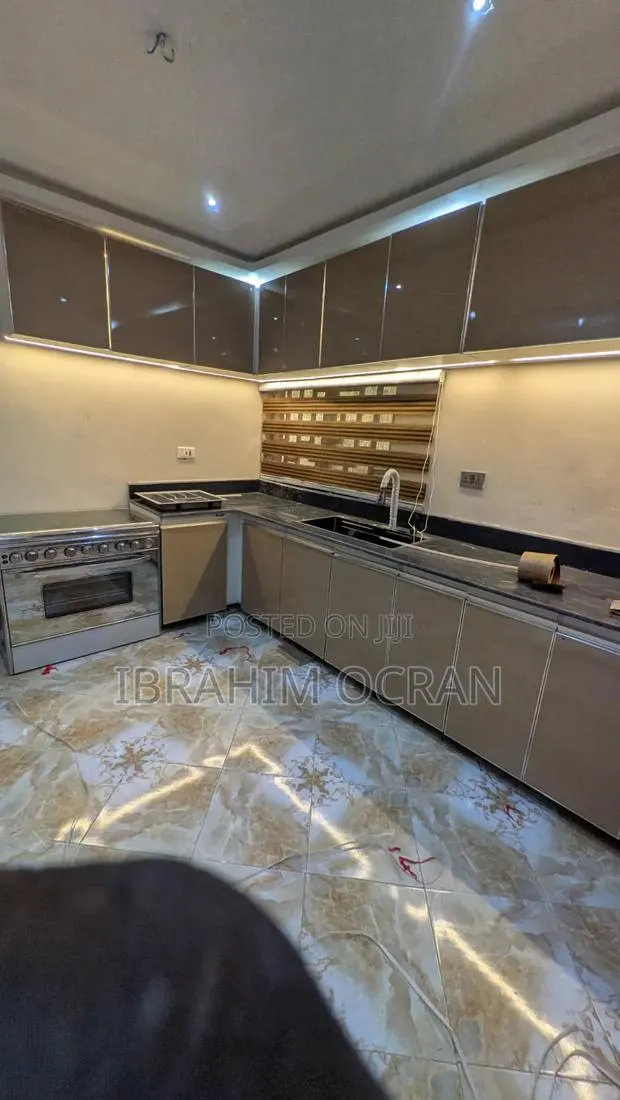 Stunning Modern Kitchen Cabinet · Photo 1