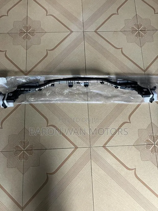 W205 (C300) Front Grill Brack · Photo 1