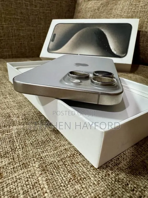 Apple iPhone 15 Pro Max 256 GB Silver · Photo 1