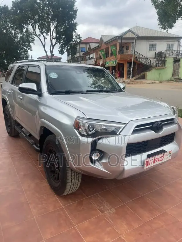 Toyota 4-Runner 2020 Silver · Photo 1