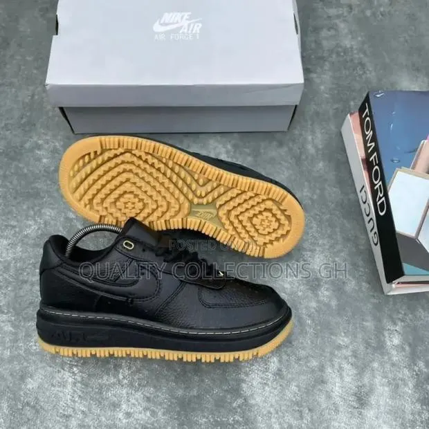 Nike Airforce 1 Luxe Black · Photo 1