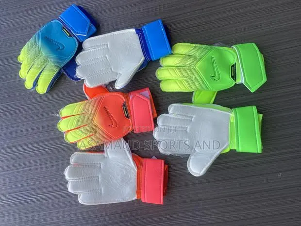 Original Kids Goalkeeper Gloves Available at Cool Price · Photo 1