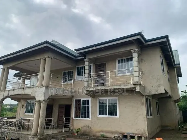 7bdrm House in Koans Panpanso, Amasaman for sale · Photo 1
