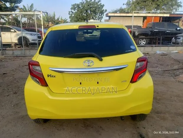 Toyota Vitz 1.3 AWD 5dr 2015 Yellow · Photo 1
