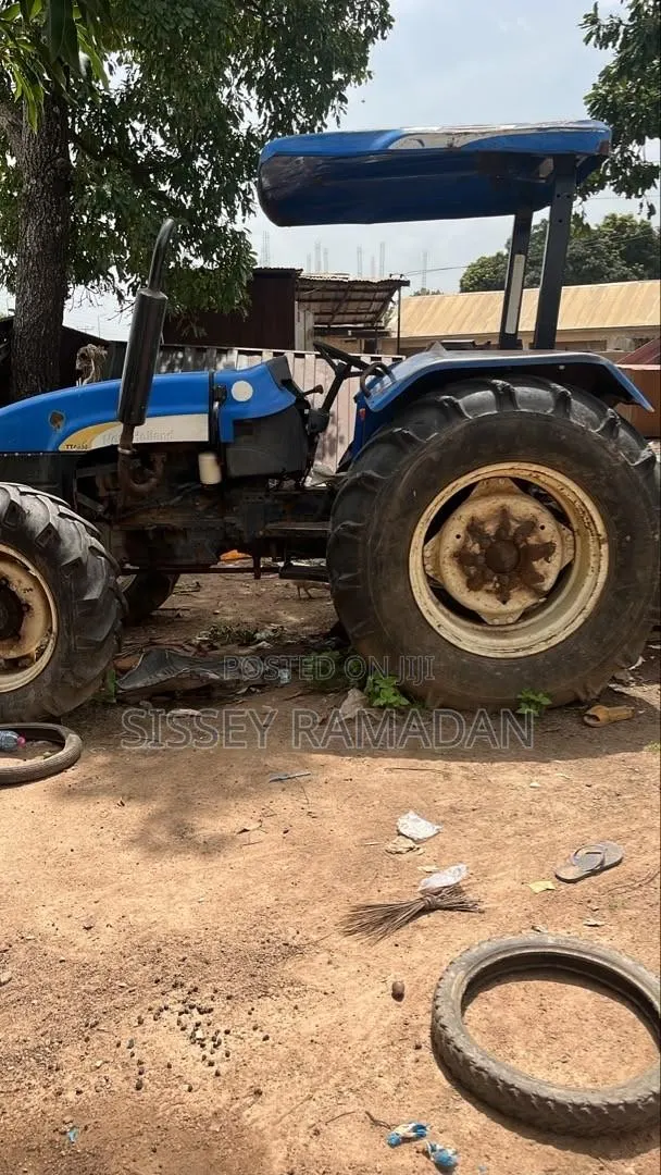 New Holland Tractor · Photo 1