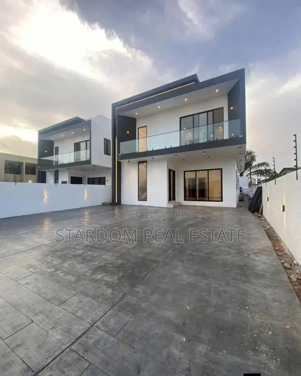 4bdrm Duplex in Sakumono for sale · Photo 1