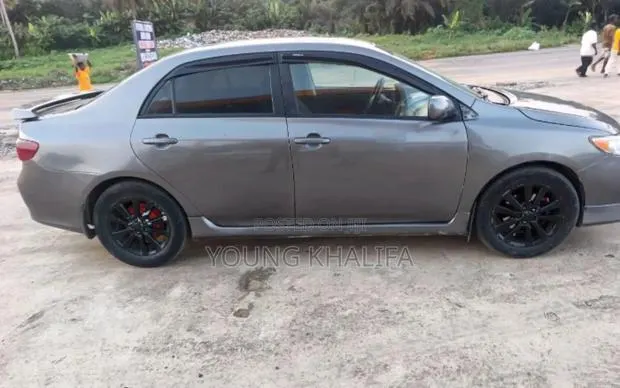 Toyota Corolla 2010 Gray · Photo 1