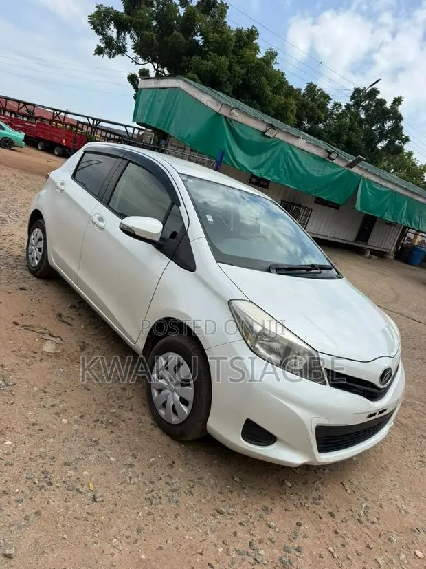 Toyota Vitz 1.3 FWD 5dr 2013 White · Photo 1