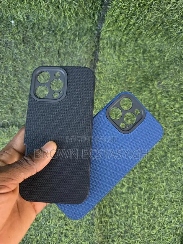 iPhone 16 Pro Max Triangle Case · Photo 1