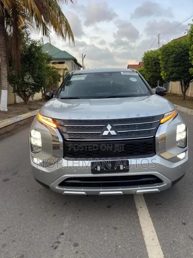 Mitsubishi Outlander SE Launch Edition 2022 Silver · Photo 1