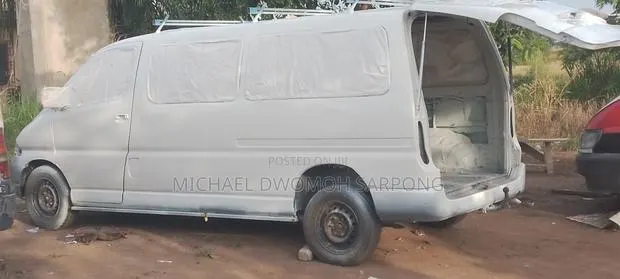 Toyota HiAce 2013 White · Photo 1