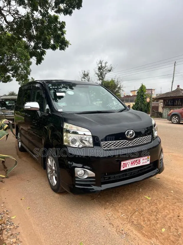 Toyota Voxy 2013 Black · Photo 1