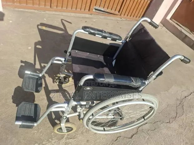 Manual Folding Wheelchair · Photo 1