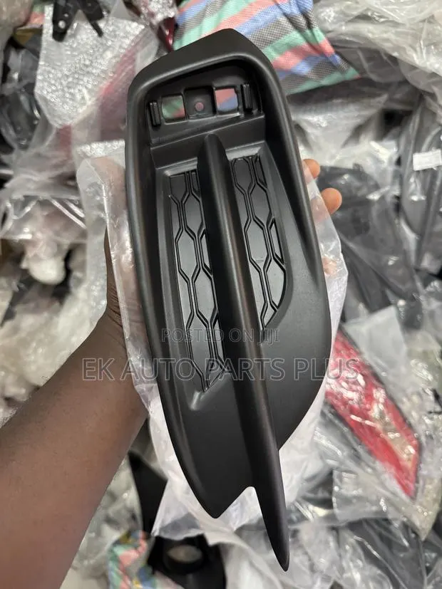 Honda Civic Back Bumper Reflector Case 2016 2017 2018 2019 2020 2021 · Photo 1