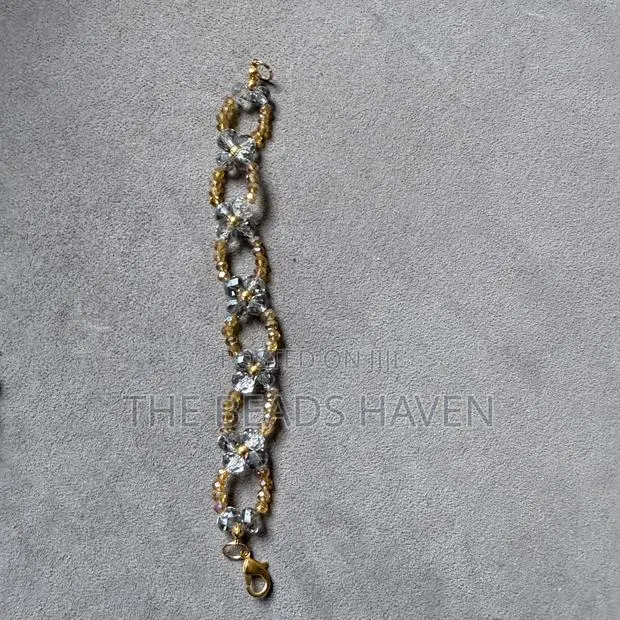 Handmade Beaded Floral Bracelet · Photo 1