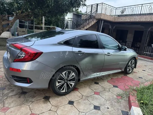 Honda Civic EX-L w/Navi 4dr Hatchback (1.5L 4cyl) 2017 Gray · Photo 1