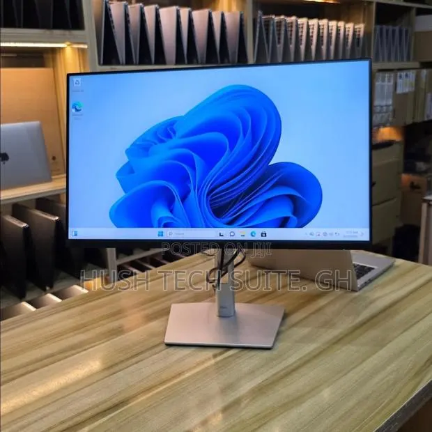 Dell 27” 4K USB -C IPs Display Wide Monitor · Photo 1