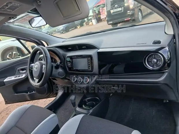 Toyota Vitz 2015 Blue · Photo 1