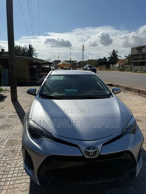 Toyota Corolla SE (1.8L 4cyl 6M) 2018 Silver · Photo 1