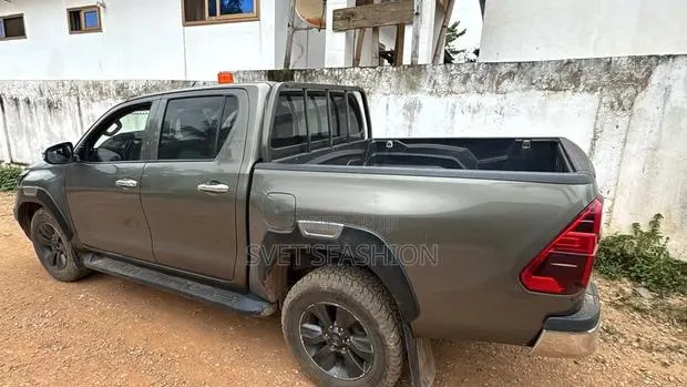 Toyota Hilux Truck Cover · Photo 1