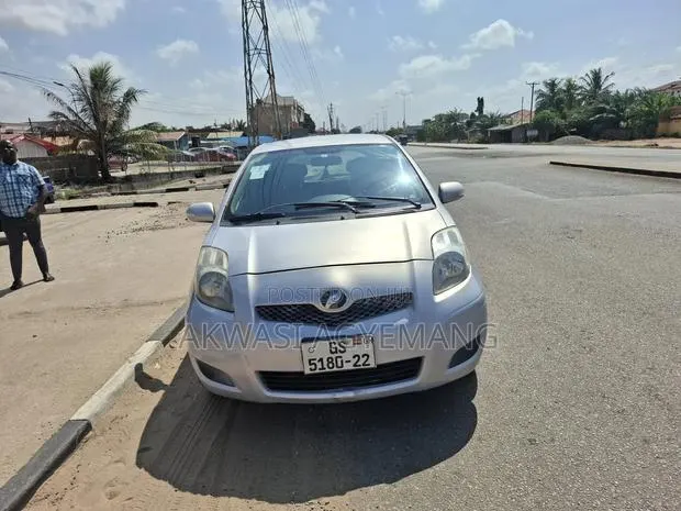 Toyota Vitz 1.0 FWD 5dr 2010 Silver