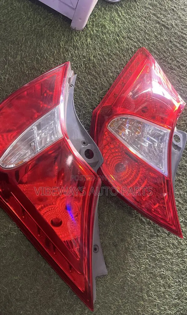 Hyundai Accent 2011-2017 Hatchback Original Taillight Pair · Photo 1