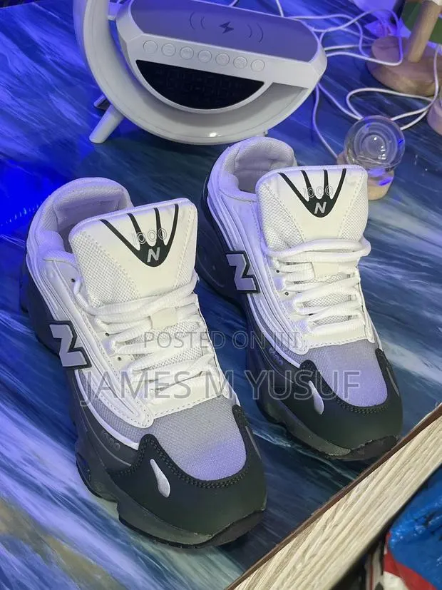 New Balance Sneaker · Photo 1