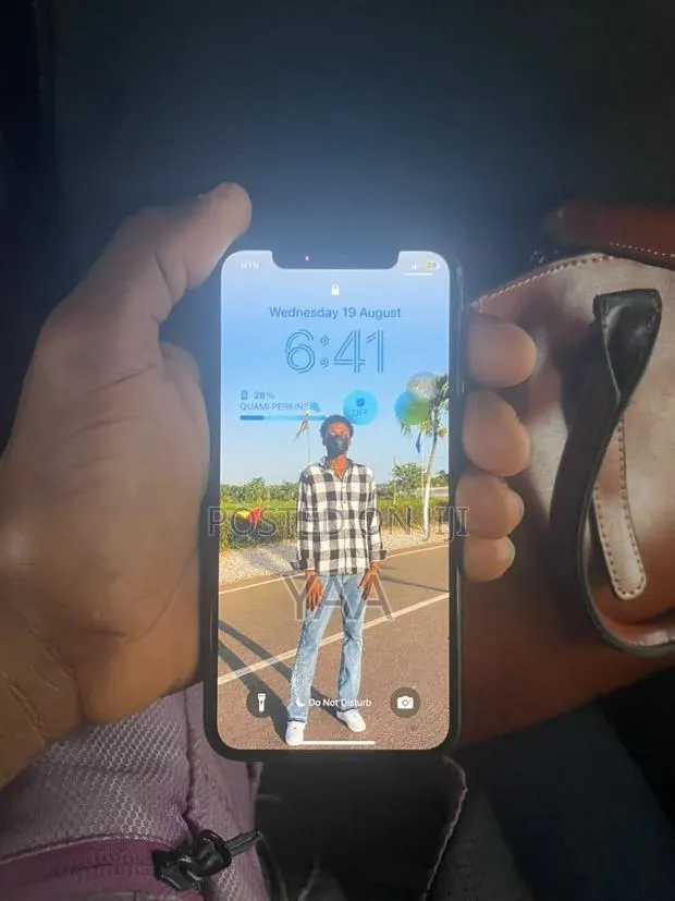 Apple iPhone XS 64 GB Black · Photo 1