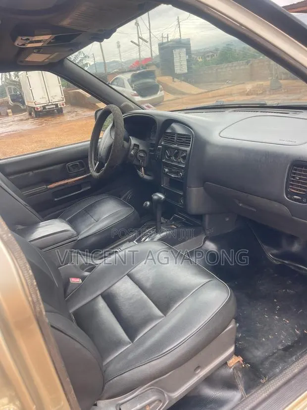 Nissan Pathfinder 1996 Gray · Photo 1